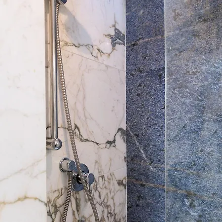 Modern Design In Historic פירנצה